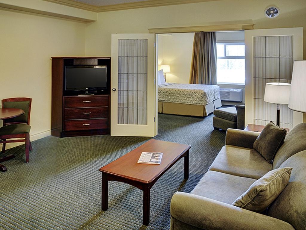 Chateau Nova Hotel Fort Mcmurray Oda fotoğraf