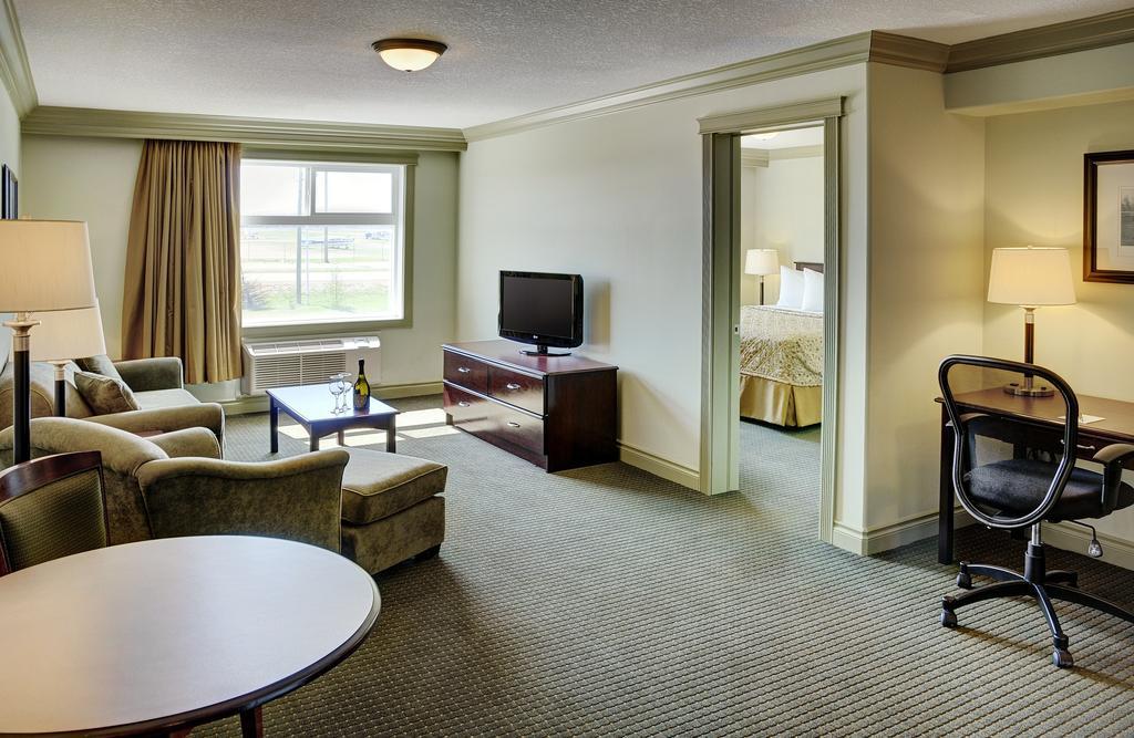 Chateau Nova Hotel Fort Mcmurray Oda fotoğraf