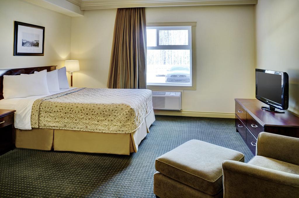 Chateau Nova Hotel Fort Mcmurray Oda fotoğraf