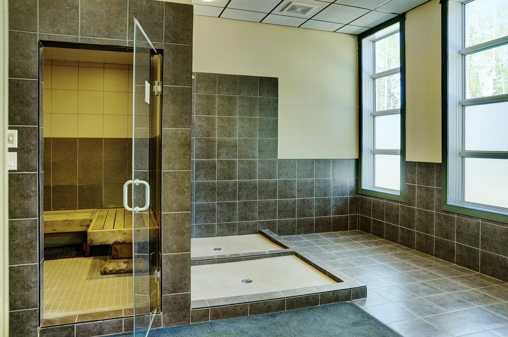 Chateau Nova Hotel Fort Mcmurray Dış mekan fotoğraf