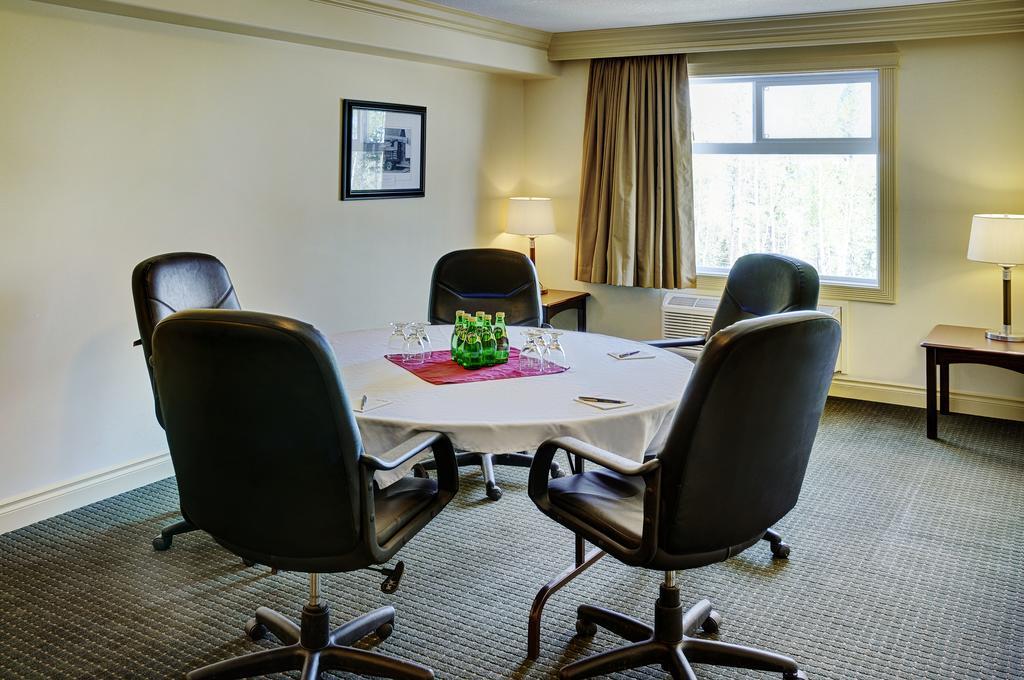 Chateau Nova Hotel Fort Mcmurray Dış mekan fotoğraf