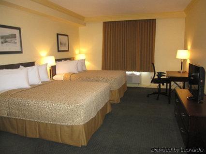 Chateau Nova Hotel Fort Mcmurray Oda fotoğraf