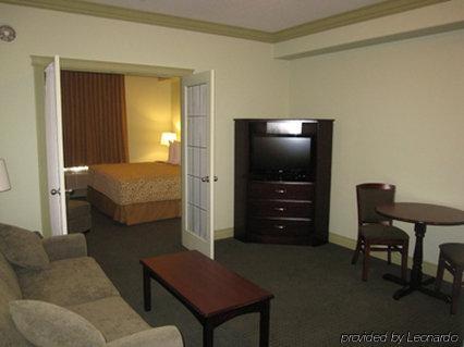 Chateau Nova Hotel Fort Mcmurray Oda fotoğraf